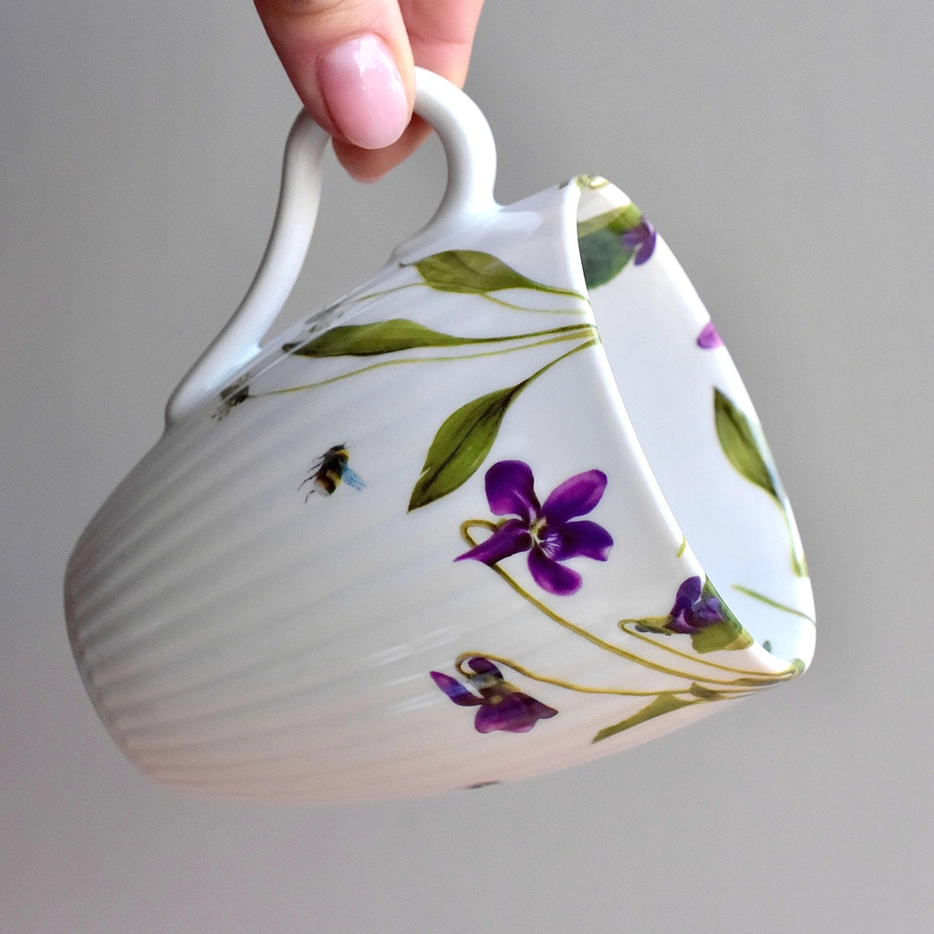 Porcelánový žebrovaný hrnek 420 ml - Fialka