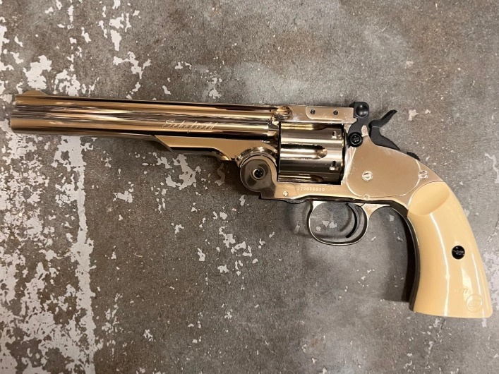 Jak vybrat sekundární zbraň na airsoft, která vás nenechá na holičkách