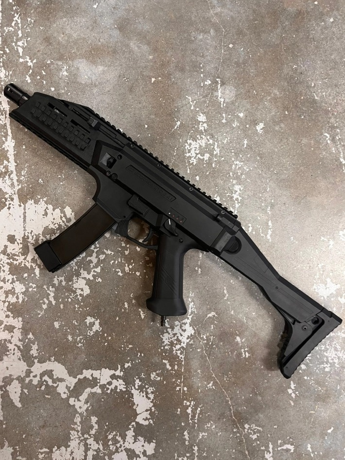 Jak vybrat sekundární zbraň na airsoft, která vás nenechá na holičkách