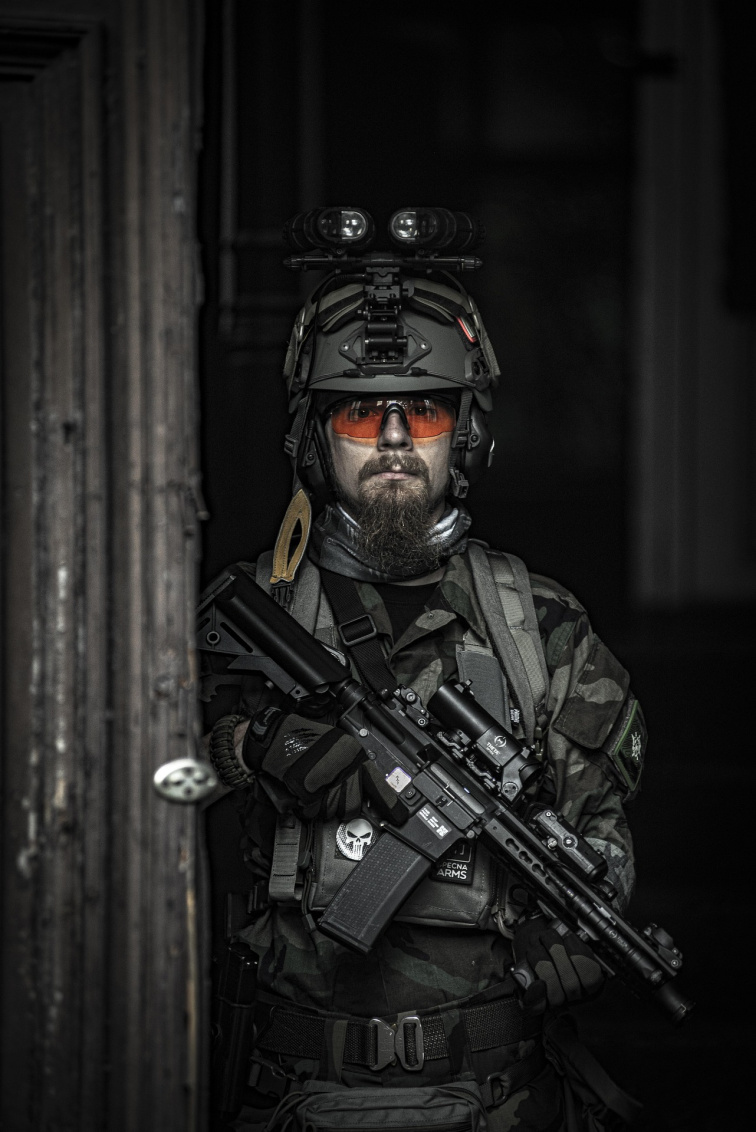 Airsoft zbraně nejsou hračky: Nahrazují reálné zbraně ve filmech i výcviku armády