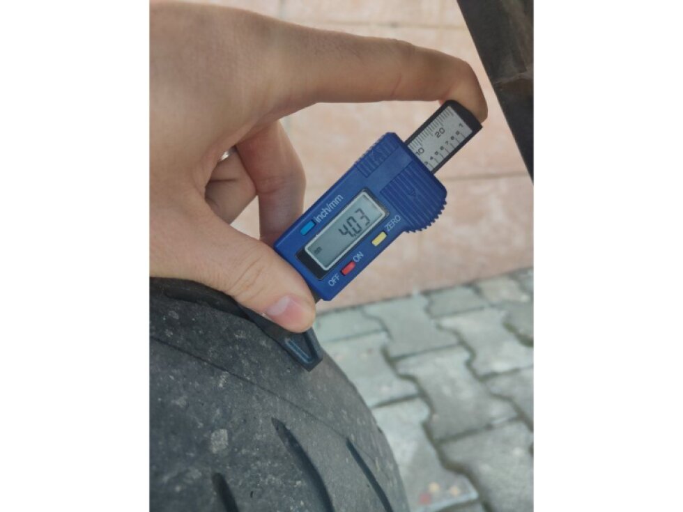 Digitální měřič hloubky dezénu pneumatik, rozsah 0 - 25,4 mm