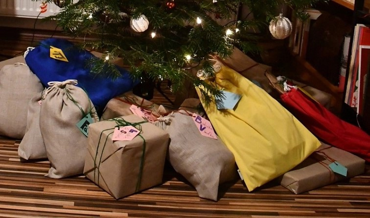 Balení dárků pod stromečkem | Bamboolik