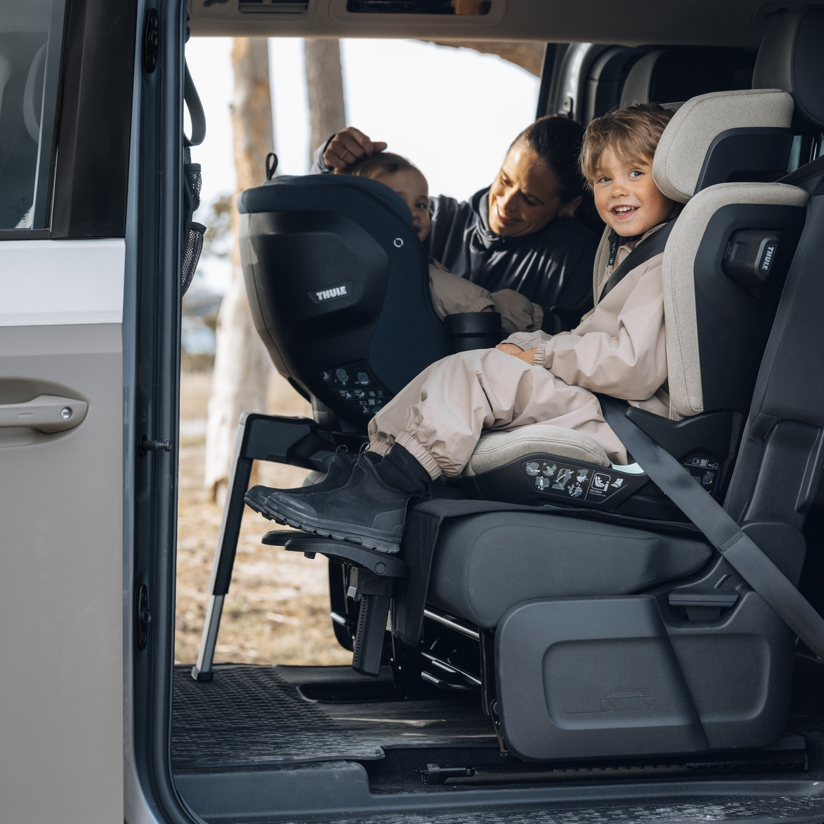 Thule Elm Connect Autosedačka - Black