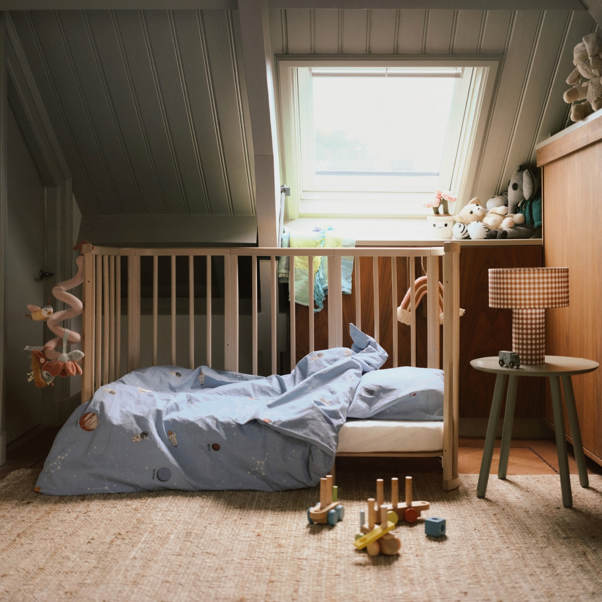 Stokke Nighti™ Rostoucí postýlka 3v1 s příslušentvím - Vanilla White