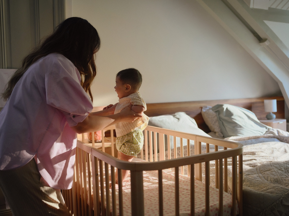Stokke Nighti™ Rostoucí postýlka 3v1 s příslušentvím - Vanilla White