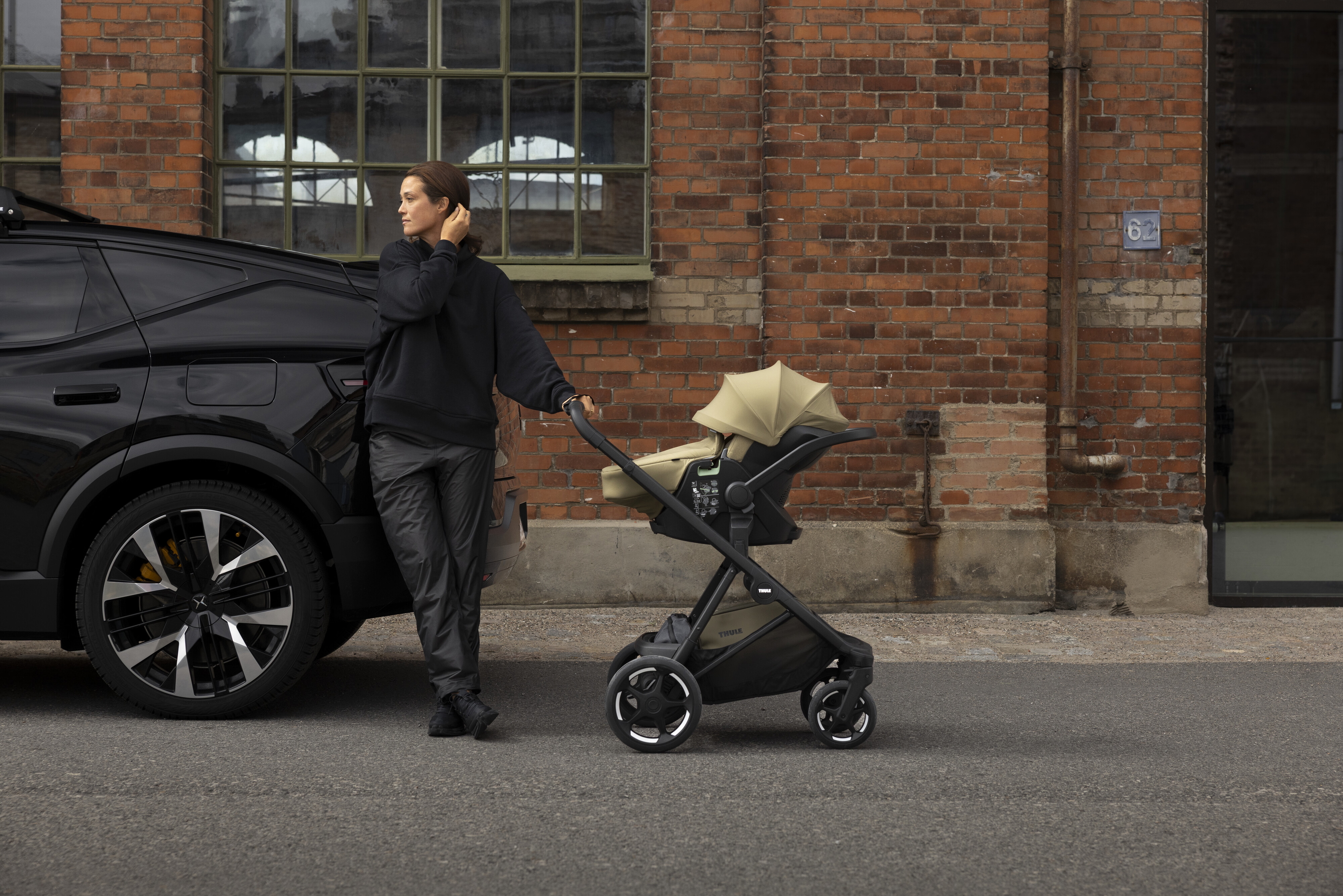 Thule set kočárek Charm 2v1 Black + autosedačka Maple + adaptéry