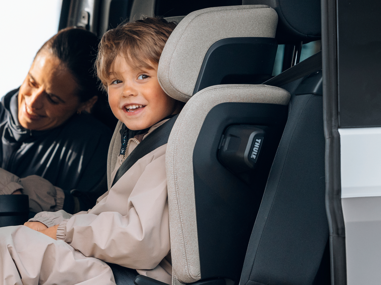 Thule Palm autosedačka i-Size s vysokým opěradlem černá