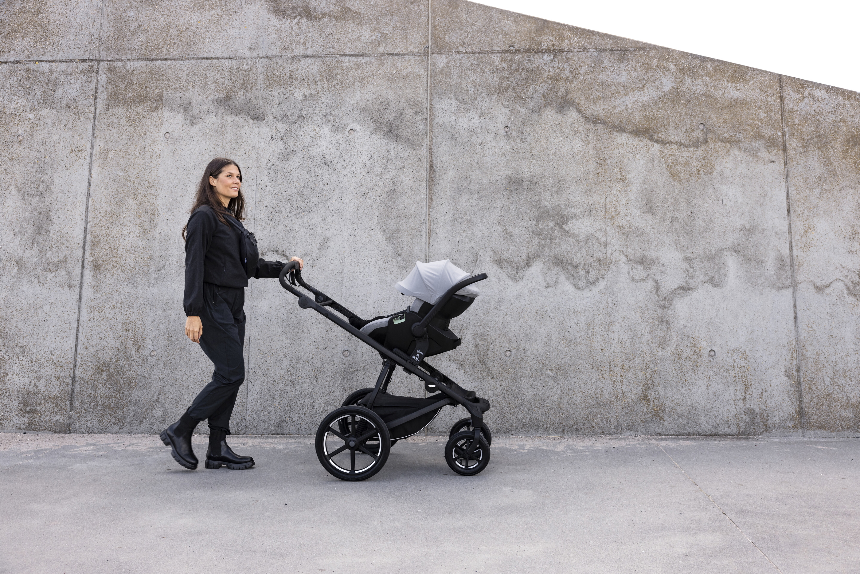 Thule Urban Glide 4 s magnetickou sponou - Dark Slate