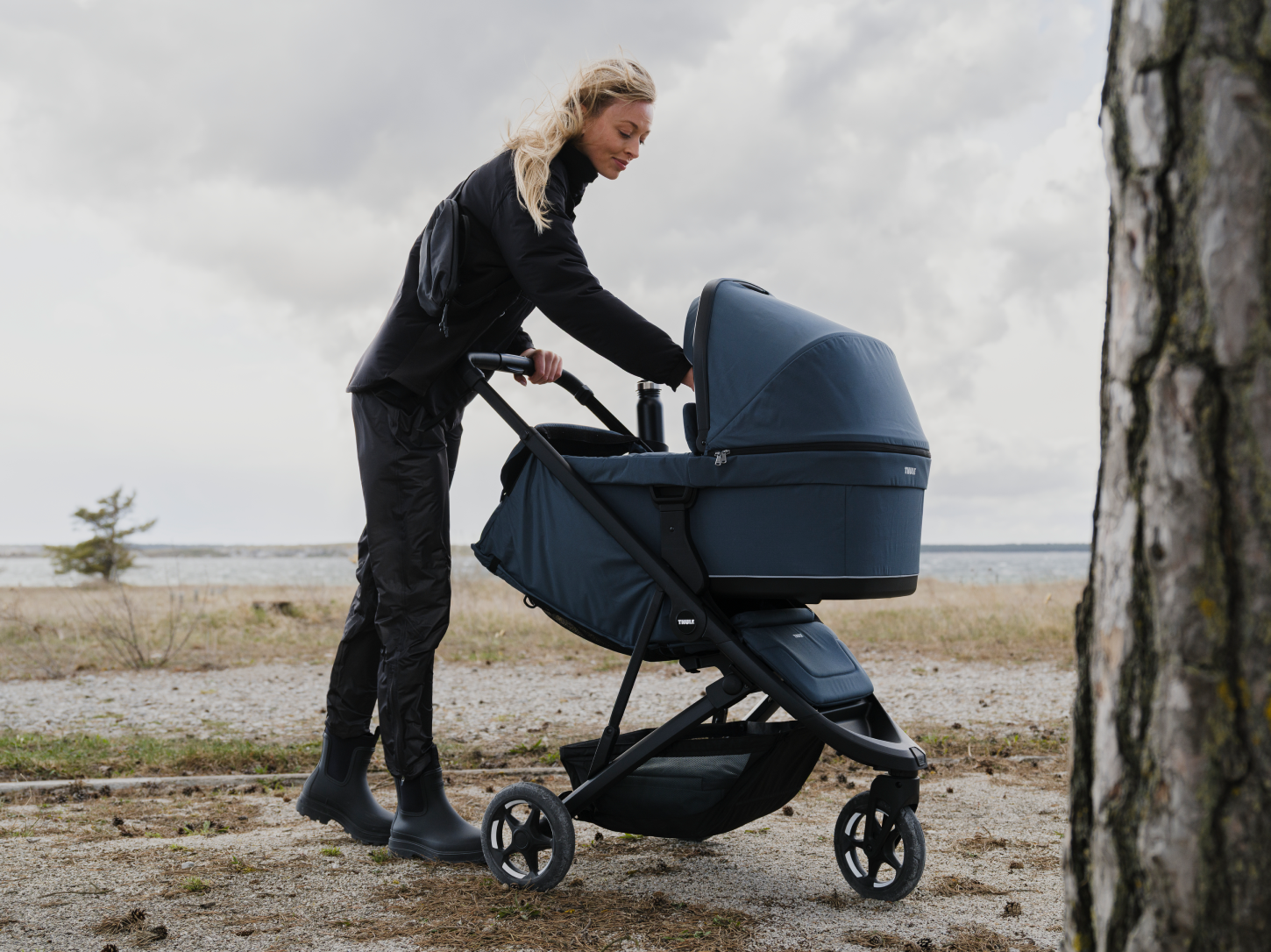 Thule Spring 2 kočárek Black on Black