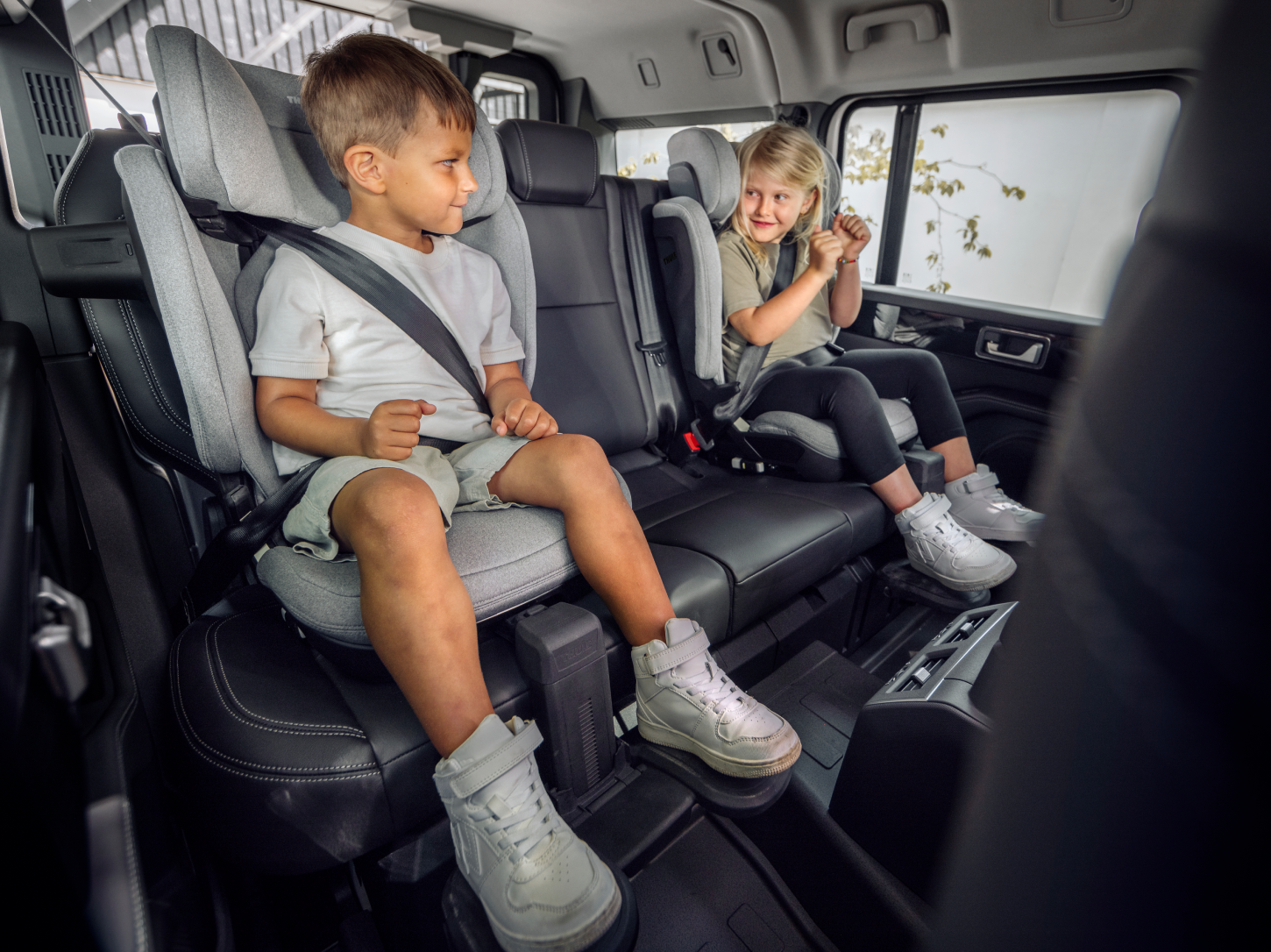 Thule Palm autosedačka i-Size s vysokým opěradlem černá