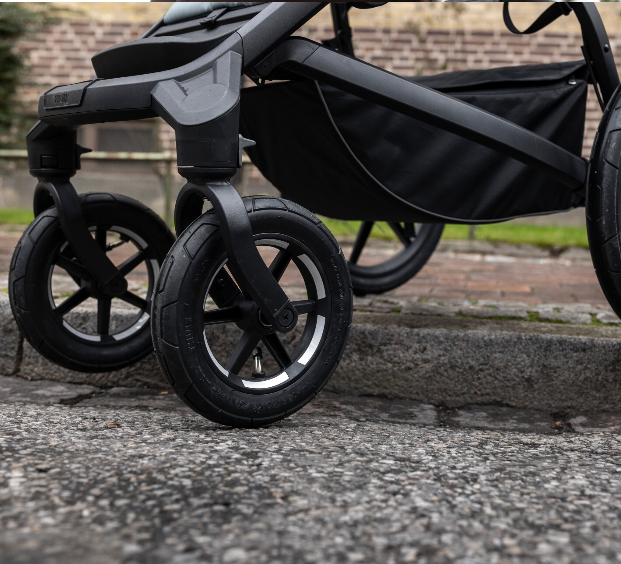 Thule Urban Glide 4 s magnetickou sponou - Dark Slate